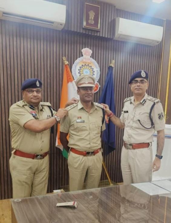 शिशिरकान्त बने निरीक्षक आईजी सरगुजा एवं वरिष्ठ पुलिस अधीक्षक सरगुजा के द्वारा किया स्टार सेरेमनी का आयोजन कर दी गई पदोन्नति